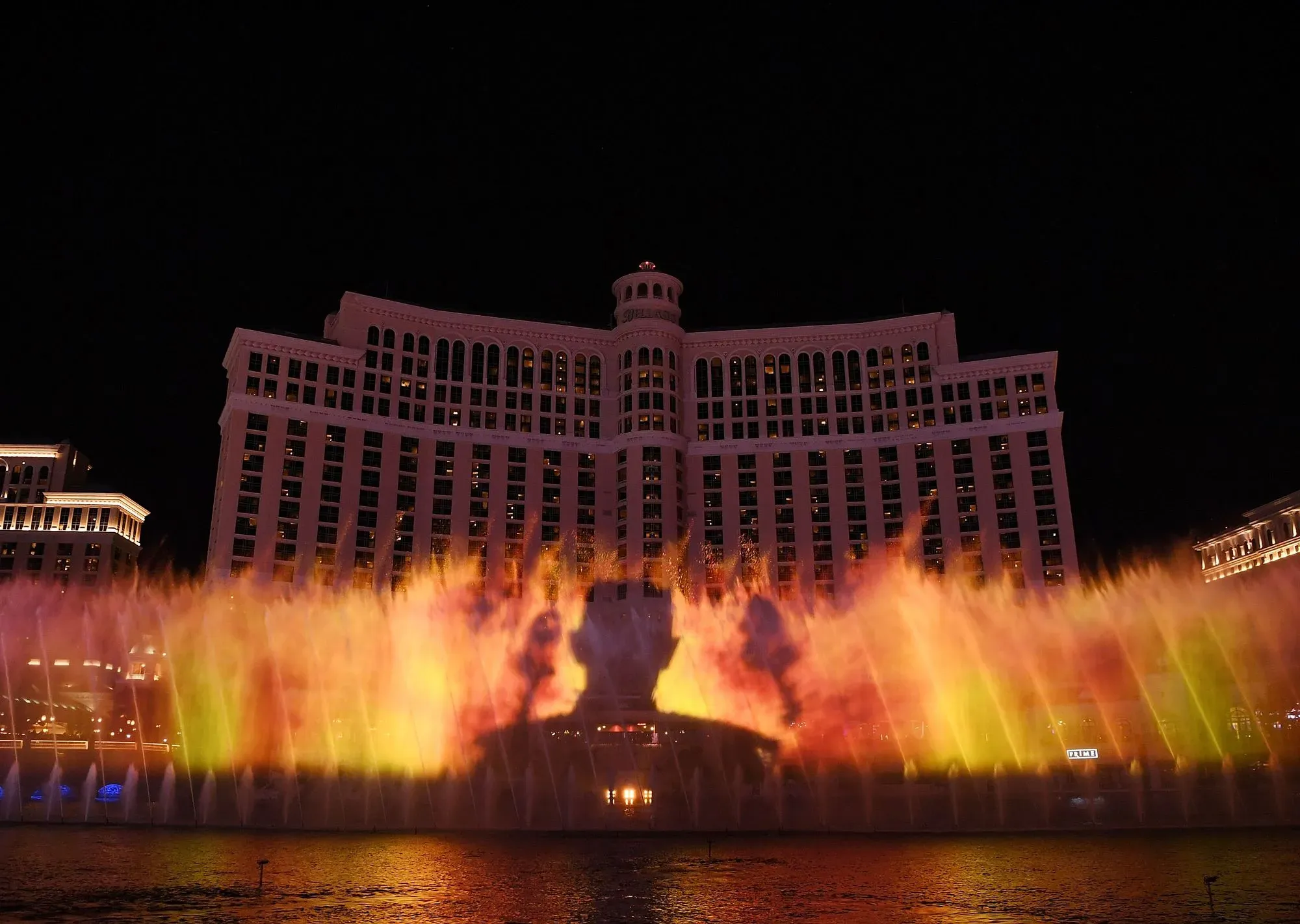 Watch ‘Game of Thrones’ Take Over the Bellagio Fountains(00)